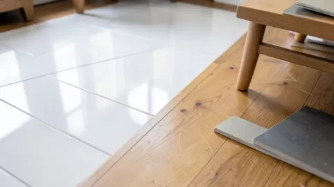 Płytki czy panele w salonie